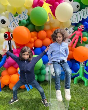 Başak Sayan Instagram - Her nisan ayı benim için olağanüstü geçer. Çünkü nisan ayında Ares ile Milan doğdu. Bu seneki doğumgünleri de öyle güzel geçti ki eminim ileride gülümseyerek hatırlayacaklar. Bazı insanlar vardır, sizin mutlu anlarınızı daha da güzelleştirmek için ellerinden geleni yaparlar. Bu anlamda çok şanslıyım çünkü bu özel günün her anının arkasında inanılmaz tatlı ve işlerini çok iyi yapan insanlar vardı. Pastamızı her sene olduğu gibi @tadimtuzum Hande Hanım yaptı. Yaptığı pastalar sadece sanat eseri değil nasıl lezzetli size anlatamam. Bir seferinde kıyamamıştım pastasını kesmeye o derece düşünün🙂 Üstelik içine kattığı her şey organik ve benden çok çocukları düşünüyor her zaman. Süsleme ve parti organizasyonu @canconceptt Gülşah Hanım ile eşi yaptı. Öyle harika planlamışlar ki ağzım açık kaldı onları izlerken. Bu kadarını hayal etmemiştim dedim. Çocuklar nasıl eğlendiler anlatamam. Nasıl teşekkür edeceğimi bilemiyorum bu iki harika kadına. Sizi tanıdığım için şanslıyım gerçekten de. Bir gün ancak bu kadar unutulmaz ve anlamlı kılınabilirdi. Minnettarım…  Ve sevgili @sihirlipalyacolar size de çok teşekkürler. Her sene olduğu gibi bu sene de çocukları çok mutlu ettiniz. Büyüdüklerinde bu anları hatırlayıp gülümseyecekler ya, benden mutlusu yok. Ebeveyn olmak biraz da bu değil mi? Evlatların içine tarihe not düşmek. Onlar için an biriktirmek. İyi ki doğdunuz can parçalarım. İti ki varsınız. Yaşamım sayenizde daha çok anlam kazandı. Sizsiz bir hayat düşünemiyorum asla. Sizi nasıl seviyorum asla tahmin edemezsiniz. Canlarım… @milan_vardal @aresvardal