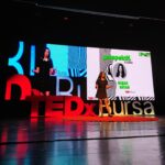 Başak Sayan Instagram - Bu güzel etkinlik için beni davet eden @tedxbursa ekibine emekleri için çok teşekkür ederim yeniden. Yazmak dışında hayatımın diğer tutkusu olan oyunculuğa neden karar verdiğimin arka planındaki psikolojiyi, içimdeki hangi bastırdığım yanların bu seçimimi gerçekleştirmeme neden olduğunu ve o parçamı nasıl iyileştirdiğimi anlattım elimden geldiğince 18 dakika içinde. Dünyayı değiştirmek imkansızdır. Ancak biz değişirsek her şey değişir. Ve o değişim kişinin ilk önce kendi içine doğru bir yolculuğa çıkması, içinde sakladığı gizlediği tüm yanlarını fark etmesi, bunların onu sürüklediği savunma stratejilerini keşfetmesi ve onları dönüştürmesi ile mümkündür. Zor ama imkansız değil. Yeter ki yola çıkmaya niyetli olalım…