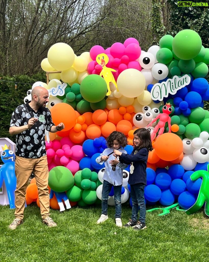 Başak Sayan Instagram - Her nisan ayı benim için olağanüstü geçer. Çünkü nisan ayında Ares ile Milan doğdu. Bu seneki doğumgünleri de öyle güzel geçti ki eminim ileride gülümseyerek hatırlayacaklar. Bazı insanlar vardır, sizin mutlu anlarınızı daha da güzelleştirmek için ellerinden geleni yaparlar. Bu anlamda çok şanslıyım çünkü bu özel günün her anının arkasında inanılmaz tatlı ve işlerini çok iyi yapan insanlar vardı. Pastamızı her sene olduğu gibi @tadimtuzum Hande Hanım yaptı. Yaptığı pastalar sadece sanat eseri değil nasıl lezzetli size anlatamam. Bir seferinde kıyamamıştım pastasını kesmeye o derece düşünün🙂 Üstelik içine kattığı her şey organik ve benden çok çocukları düşünüyor her zaman. Süsleme ve parti organizasyonu @canconceptt Gülşah Hanım ile eşi yaptı. Öyle harika planlamışlar ki ağzım açık kaldı onları izlerken. Bu kadarını hayal etmemiştim dedim. Çocuklar nasıl eğlendiler anlatamam. Nasıl teşekkür edeceğimi bilemiyorum bu iki harika kadına. Sizi tanıdığım için şanslıyım gerçekten de. Bir gün ancak bu kadar unutulmaz ve anlamlı kılınabilirdi. Minnettarım… Ve sevgili @sihirlipalyacolar size de çok teşekkürler. Her sene olduğu gibi bu sene de çocukları çok mutlu ettiniz. Büyüdüklerinde bu anları hatırlayıp gülümseyecekler ya, benden mutlusu yok. Ebeveyn olmak biraz da bu değil mi? Evlatların içine tarihe not düşmek. Onlar için an biriktirmek. İyi ki doğdunuz can parçalarım. İti ki varsınız. Yaşamım sayenizde daha çok anlam kazandı. Sizsiz bir hayat düşünemiyorum asla. Sizi nasıl seviyorum asla tahmin edemezsiniz. Canlarım… @milan_vardal @aresvardal