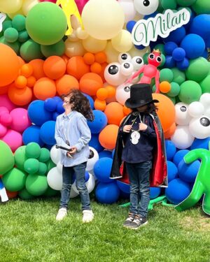 Başak Sayan Instagram - Her nisan ayı benim için olağanüstü geçer. Çünkü nisan ayında Ares ile Milan doğdu. Bu seneki doğumgünleri de öyle güzel geçti ki eminim ileride gülümseyerek hatırlayacaklar. Bazı insanlar vardır, sizin mutlu anlarınızı daha da güzelleştirmek için ellerinden geleni yaparlar. Bu anlamda çok şanslıyım çünkü bu özel günün her anının arkasında inanılmaz tatlı ve işlerini çok iyi yapan insanlar vardı. Pastamızı her sene olduğu gibi @tadimtuzum Hande Hanım yaptı. Yaptığı pastalar sadece sanat eseri değil nasıl lezzetli size anlatamam. Bir seferinde kıyamamıştım pastasını kesmeye o derece düşünün🙂 Üstelik içine kattığı her şey organik ve benden çok çocukları düşünüyor her zaman. Süsleme ve parti organizasyonu @canconceptt Gülşah Hanım ile eşi yaptı. Öyle harika planlamışlar ki ağzım açık kaldı onları izlerken. Bu kadarını hayal etmemiştim dedim. Çocuklar nasıl eğlendiler anlatamam. Nasıl teşekkür edeceğimi bilemiyorum bu iki harika kadına. Sizi tanıdığım için şanslıyım gerçekten de. Bir gün ancak bu kadar unutulmaz ve anlamlı kılınabilirdi. Minnettarım…  Ve sevgili @sihirlipalyacolar size de çok teşekkürler. Her sene olduğu gibi bu sene de çocukları çok mutlu ettiniz. Büyüdüklerinde bu anları hatırlayıp gülümseyecekler ya, benden mutlusu yok. Ebeveyn olmak biraz da bu değil mi? Evlatların içine tarihe not düşmek. Onlar için an biriktirmek. İyi ki doğdunuz can parçalarım. İti ki varsınız. Yaşamım sayenizde daha çok anlam kazandı. Sizsiz bir hayat düşünemiyorum asla. Sizi nasıl seviyorum asla tahmin edemezsiniz. Canlarım… @milan_vardal @aresvardal