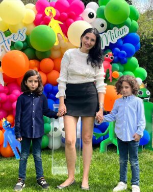 Başak Sayan Instagram - Her nisan ayı benim için olağanüstü geçer. Çünkü nisan ayında Ares ile Milan doğdu. Bu seneki doğumgünleri de öyle güzel geçti ki eminim ileride gülümseyerek hatırlayacaklar. Bazı insanlar vardır, sizin mutlu anlarınızı daha da güzelleştirmek için ellerinden geleni yaparlar. Bu anlamda çok şanslıyım çünkü bu özel günün her anının arkasında inanılmaz tatlı ve işlerini çok iyi yapan insanlar vardı. Pastamızı her sene olduğu gibi @tadimtuzum Hande Hanım yaptı. Yaptığı pastalar sadece sanat eseri değil nasıl lezzetli size anlatamam. Bir seferinde kıyamamıştım pastasını kesmeye o derece düşünün🙂 Üstelik içine kattığı her şey organik ve benden çok çocukları düşünüyor her zaman. Süsleme ve parti organizasyonu @canconceptt Gülşah Hanım ile eşi yaptı. Öyle harika planlamışlar ki ağzım açık kaldı onları izlerken. Bu kadarını hayal etmemiştim dedim. Çocuklar nasıl eğlendiler anlatamam. Nasıl teşekkür edeceğimi bilemiyorum bu iki harika kadına. Sizi tanıdığım için şanslıyım gerçekten de. Bir gün ancak bu kadar unutulmaz ve anlamlı kılınabilirdi. Minnettarım…  Ve sevgili @sihirlipalyacolar size de çok teşekkürler. Her sene olduğu gibi bu sene de çocukları çok mutlu ettiniz. Büyüdüklerinde bu anları hatırlayıp gülümseyecekler ya, benden mutlusu yok. Ebeveyn olmak biraz da bu değil mi? Evlatların içine tarihe not düşmek. Onlar için an biriktirmek. İyi ki doğdunuz can parçalarım. İti ki varsınız. Yaşamım sayenizde daha çok anlam kazandı. Sizsiz bir hayat düşünemiyorum asla. Sizi nasıl seviyorum asla tahmin edemezsiniz. Canlarım… @milan_vardal @aresvardal