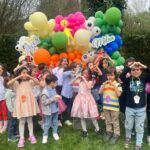 Başak Sayan Instagram - Her nisan ayı benim için olağanüstü geçer. Çünkü nisan ayında Ares ile Milan doğdu. Bu seneki doğumgünleri de öyle güzel geçti ki eminim ileride gülümseyerek hatırlayacaklar. Bazı insanlar vardır, sizin mutlu anlarınızı daha da güzelleştirmek için ellerinden geleni yaparlar. Bu anlamda çok şanslıyım çünkü bu özel günün her anının arkasında inanılmaz tatlı ve işlerini çok iyi yapan insanlar vardı. Pastamızı her sene olduğu gibi @tadimtuzum Hande Hanım yaptı. Yaptığı pastalar sadece sanat eseri değil nasıl lezzetli size anlatamam. Bir seferinde kıyamamıştım pastasını kesmeye o derece düşünün🙂 Üstelik içine kattığı her şey organik ve benden çok çocukları düşünüyor her zaman. Süsleme ve parti organizasyonu @canconceptt Gülşah Hanım ile eşi yaptı. Öyle harika planlamışlar ki ağzım açık kaldı onları izlerken. Bu kadarını hayal etmemiştim dedim. Çocuklar nasıl eğlendiler anlatamam. Nasıl teşekkür edeceğimi bilemiyorum bu iki harika kadına. Sizi tanıdığım için şanslıyım gerçekten de. Bir gün ancak bu kadar unutulmaz ve anlamlı kılınabilirdi. Minnettarım… Ve sevgili @sihirlipalyacolar size de çok teşekkürler. Her sene olduğu gibi bu sene de çocukları çok mutlu ettiniz. Büyüdüklerinde bu anları hatırlayıp gülümseyecekler ya, benden mutlusu yok. Ebeveyn olmak biraz da bu değil mi? Evlatların içine tarihe not düşmek. Onlar için an biriktirmek. İyi ki doğdunuz can parçalarım. İti ki varsınız. Yaşamım sayenizde daha çok anlam kazandı. Sizsiz bir hayat düşünemiyorum asla. Sizi nasıl seviyorum asla tahmin edemezsiniz. Canlarım… @milan_vardal @aresvardal