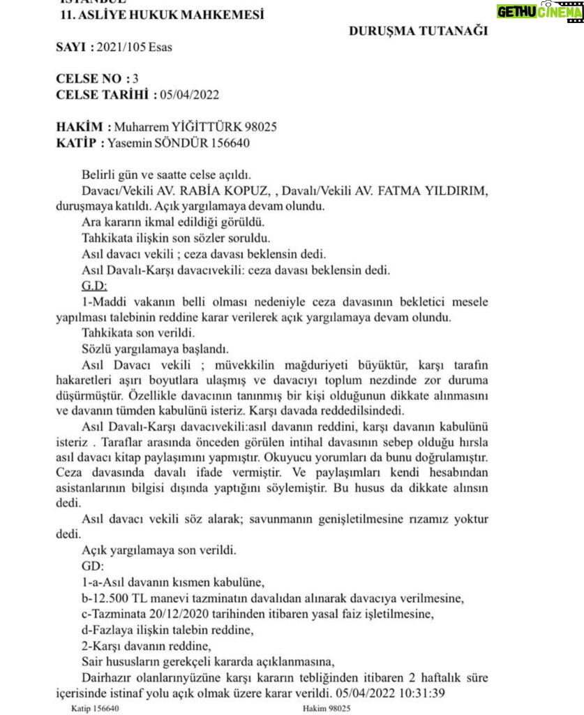 Başak Sayan Instagram - Son 2 gündür her sabah şaşkınlık içinde uyanıyorum. Zira durduk yere yapılan ve önce seviyesizliği nedeniyle özür dileyip sonra tepkiler üzerine silinen fotoğrafım üzerinden bir dolu yalan okumak insanı hayrete düşürüyor. Dün davayı kazandığını, benim de halen sürdüğü yalanını söylediğimi iddia etmişti. Avukatım Zekeriya Bey’den davaların belgelerini bana yollamasını istedikten saatler sonra kendini yalanlayıp yurtdışındaki başarısızlıkların nedenini şu anda sürmekte olan intihal davasına bağlanış ve yayınevleri süren bir intihal davasında çeviri yaptırmıyorlar demiş. Madem ortada kazanılan bir dava var neden böyle oluyor diye de bir kişi sormamış. Ben işin aslını anlatayım: Davamız 2017 senesinden beri sürüyor. O tarihte birbirimize açtığımız intihal davalarını ( yani ben intihal var araştırılsın derken o yoktur araştırılsın diyerek dava açtı ) hakim birleştirip tek dava yaptı. Davayı onun açtığı da yalan. Karşılıklı açılmış davalar ve arada çok kısa bir süre var. Bu davaya 5 edebiyat profesörü atanmadı. Bu da yalan. Bir edebiyat bölümünde çalışan doçent, senarist, bilişim uzmanı, FSEK uzmanından oluşuyordu heyet. Benzerlik araştırmasını içlerinden bir kişi araştırdı yani. Diğerleri kendi konularıyla alakalı yorum yaptılar. Bilgisayar incelemesi, senaryo incelemesi gibi teknik konular. Sonuç bizim açımızdan olumsuz olunca itiraz ettik. İki tarafa da kimliği açıklanmayan bir kişinin bu araştırmayı yapması gerekir aslında. Ama Türkiye’de öyle değil. Hakim yeni bir heyet kurmayı istemedi, bir üst mahkeme ilgilensin diyerek manevi tazminata hükmetti. Biz de hemen bir üst mahkemeye başvurduk. Mahkeme halen devam etmekte. Bir davada nihai karar verilmeden o davanın sonucu hakkında konuşulmaz. Pek çok dava istinafta ve yargıtayda farklı sonuçlanmıştır. Bu davanın sonuçlanması en iyi ihtimalle 3 sene sonra olur. Kaldı ki ben verilecek karar ne olursa olsun iddiamın arkasında durmaya devam edeceğim. Daha iki sene evvel çok başarılı bir yönetmen Bağlanma Korkusu’nu film yapmak istedi. Türkiye’nin en büyük yapım şirketlerinden biri ile. Aylarca toplantılar yapıldı ama yapım şirketi Fi ile benzerliği nedeniyle yapmaktan vazgeçti. DEVAMI YORUMLARDA 👇🏻