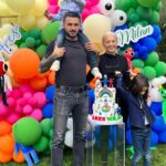 Başak Sayan Instagram - Her nisan ayı benim için olağanüstü geçer. Çünkü nisan ayında Ares ile Milan doğdu. Bu seneki doğumgünleri de öyle güzel geçti ki eminim ileride gülümseyerek hatırlayacaklar. Bazı insanlar vardır, sizin mutlu anlarınızı daha da güzelleştirmek için ellerinden geleni yaparlar. Bu anlamda çok şanslıyım çünkü bu özel günün her anının arkasında inanılmaz tatlı ve işlerini çok iyi yapan insanlar vardı. Pastamızı her sene olduğu gibi @tadimtuzum Hande Hanım yaptı. Yaptığı pastalar sadece sanat eseri değil nasıl lezzetli size anlatamam. Bir seferinde kıyamamıştım pastasını kesmeye o derece düşünün🙂 Üstelik içine kattığı her şey organik ve benden çok çocukları düşünüyor her zaman. Süsleme ve parti organizasyonu @canconceptt Gülşah Hanım ile eşi yaptı. Öyle harika planlamışlar ki ağzım açık kaldı onları izlerken. Bu kadarını hayal etmemiştim dedim. Çocuklar nasıl eğlendiler anlatamam. Nasıl teşekkür edeceğimi bilemiyorum bu iki harika kadına. Sizi tanıdığım için şanslıyım gerçekten de. Bir gün ancak bu kadar unutulmaz ve anlamlı kılınabilirdi. Minnettarım… Ve sevgili @sihirlipalyacolar size de çok teşekkürler. Her sene olduğu gibi bu sene de çocukları çok mutlu ettiniz. Büyüdüklerinde bu anları hatırlayıp gülümseyecekler ya, benden mutlusu yok. Ebeveyn olmak biraz da bu değil mi? Evlatların içine tarihe not düşmek. Onlar için an biriktirmek. İyi ki doğdunuz can parçalarım. İti ki varsınız. Yaşamım sayenizde daha çok anlam kazandı. Sizsiz bir hayat düşünemiyorum asla. Sizi nasıl seviyorum asla tahmin edemezsiniz. Canlarım… @milan_vardal @aresvardal