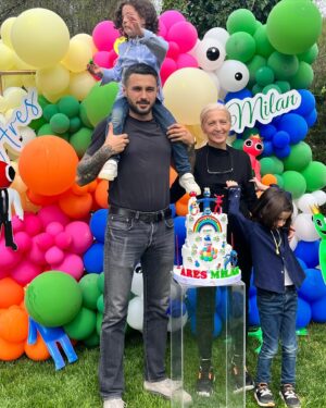Başak Sayan Instagram - Her nisan ayı benim için olağanüstü geçer. Çünkü nisan ayında Ares ile Milan doğdu. Bu seneki doğumgünleri de öyle güzel geçti ki eminim ileride gülümseyerek hatırlayacaklar. Bazı insanlar vardır, sizin mutlu anlarınızı daha da güzelleştirmek için ellerinden geleni yaparlar. Bu anlamda çok şanslıyım çünkü bu özel günün her anının arkasında inanılmaz tatlı ve işlerini çok iyi yapan insanlar vardı. Pastamızı her sene olduğu gibi @tadimtuzum Hande Hanım yaptı. Yaptığı pastalar sadece sanat eseri değil nasıl lezzetli size anlatamam. Bir seferinde kıyamamıştım pastasını kesmeye o derece düşünün🙂 Üstelik içine kattığı her şey organik ve benden çok çocukları düşünüyor her zaman. Süsleme ve parti organizasyonu @canconceptt Gülşah Hanım ile eşi yaptı. Öyle harika planlamışlar ki ağzım açık kaldı onları izlerken. Bu kadarını hayal etmemiştim dedim. Çocuklar nasıl eğlendiler anlatamam. Nasıl teşekkür edeceğimi bilemiyorum bu iki harika kadına. Sizi tanıdığım için şanslıyım gerçekten de. Bir gün ancak bu kadar unutulmaz ve anlamlı kılınabilirdi. Minnettarım…  Ve sevgili @sihirlipalyacolar size de çok teşekkürler. Her sene olduğu gibi bu sene de çocukları çok mutlu ettiniz. Büyüdüklerinde bu anları hatırlayıp gülümseyecekler ya, benden mutlusu yok. Ebeveyn olmak biraz da bu değil mi? Evlatların içine tarihe not düşmek. Onlar için an biriktirmek. İyi ki doğdunuz can parçalarım. İti ki varsınız. Yaşamım sayenizde daha çok anlam kazandı. Sizsiz bir hayat düşünemiyorum asla. Sizi nasıl seviyorum asla tahmin edemezsiniz. Canlarım… @milan_vardal @aresvardal