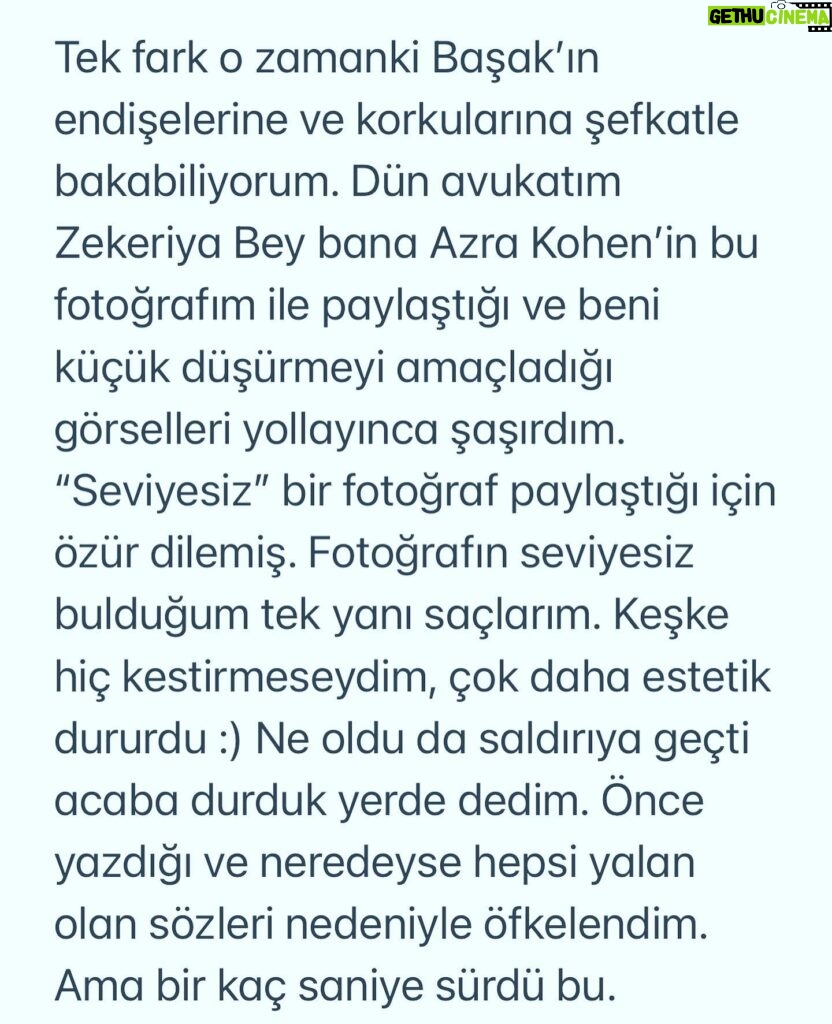 Başak Sayan Instagram - Bir kadının hemcinsini eril bir dille kadın bedeni üzerinden karalama çabasına cevaben: Bu fotoğraf yanılmıyorsam 2001 senesinde çekildi. Mesleğin başındayken. Yaşım 23. Şamdan dergisine. O zamanlar neredeyse tüm tanınmış oyuncular, şarkıcılar herkes o dergiye röportaj veriyor. Haliyle ben de. O kadar iyi oldu mu bilmem ama ben o zaman da çok sevmiştim, şimdi de. Tek fark o zamanki Başak’ın endişelerine ve korkularına şefkatle bakabiliyorum. Dün avukatım Zekeriya Bey bana Azra Kohen’in bu fotoğrafım ile paylaştığı ve beni küçük düşürmeyi amaçladığı görselleri yollayınca şaşırdım. “Seviyesiz” bir fotoğraf paylaştığı için özür dilemiş. Fotoğrafın seviyesini beğenmediğim tek yanı saçlarım. Keşke hiç kestirmeseydim, çok daha estetik dururdu :) Ne oldu da saldırıya geçti acaba durduk yerde dedim. Önce yazdığı ve neredeyse hepsi yalan olan sözleri nedeniyle öfkelendim. Ama bir kaç saniye sürdü bu. Bir kadın olarak kadın haklarından dem vurup kendi hemcinsine eril bir dille, ahlak bekçiliği yaparak bu şekilde saldırmasından dolayı içine düştüğü derin çaresizliği anladım ve onun adına üzüldüm. O kadar çaresiz ki bunu yaparak hemen hemen bütün kadınları ( oyuncu veya değil ) kendi çıkarları için küçük düşürmeye çalışma gafletinde bulunmuş. Oluşturmaya çalıştığı kanaat önderi maskesini kendi kendine düşürmüş oldu. Bu şekilde gündeme gelme çabaları da ayrıca üzücü tabi. İntihal davasında bir üst mahkemenin vereceği kararı henüz bilmiyoruz. Belki yeniden görülsün diyecek, belki onanacak. Üstelik sonrasında bir de yargıtay süreci var. Yani mahkeme devam ediyor. Tanışma hikayemiz de inanılmaz bir kurgu. Aynı yayınevinde aynı anda tesadüfen bulunduğumuz bir anda yayıncımız tarafından tanıştırıldık. Elbette tebrik ettim,çünkü o bir yazar. Kitabı henüz okumamıştım ama almıştım. Yanımda değildi ne yazık ki, çünkü orada karşılaşacağımızı bilmiyordum. Yanımda olsaydı imzalatırdım da. Adettendir çünkü. Ama okumuş olsaydım aynı şekilde davranır mıydım bilmem. Kapıda beklemeler falan, nasıl inanılmaz bir hayal gücü, tebrikler. Kapısında bekleyeceğim yazarlar var elbette. Bana ışık olan, yol gösteren. Ancak kendisi onlardan biri değil. DEVAMI YORUMLARDA👇🏻