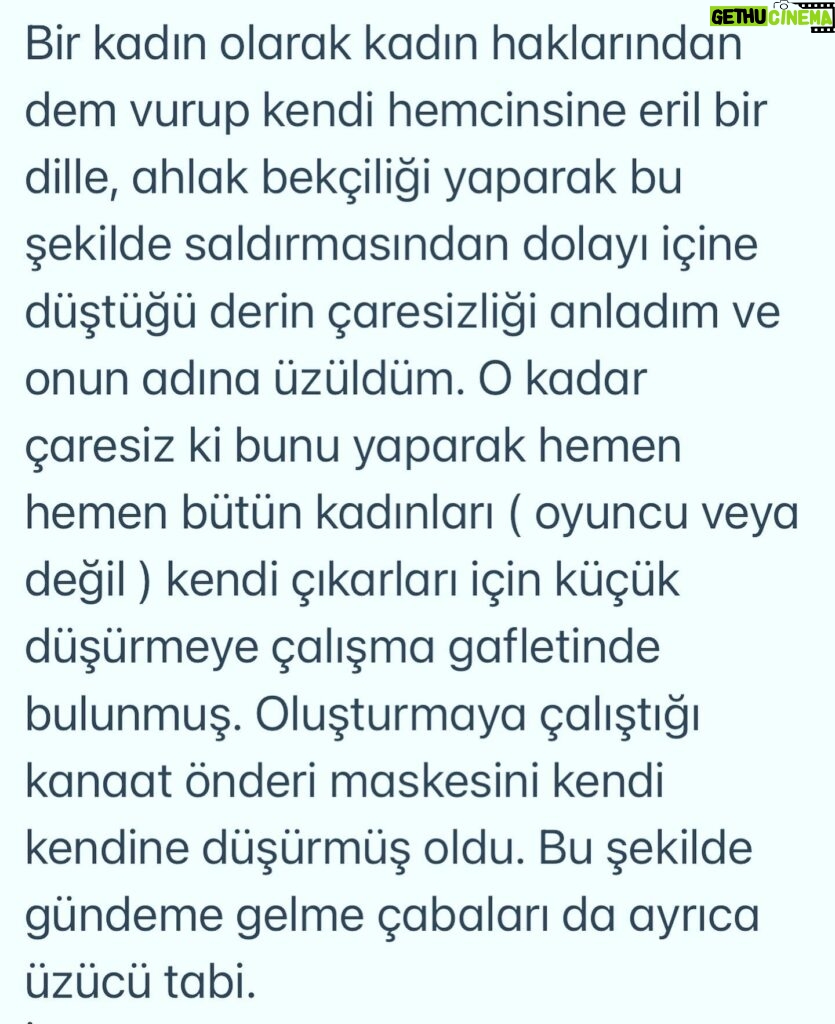 Başak Sayan Instagram - Bir kadının hemcinsini eril bir dille kadın bedeni üzerinden karalama çabasına cevaben: Bu fotoğraf yanılmıyorsam 2001 senesinde çekildi. Mesleğin başındayken. Yaşım 23. Şamdan dergisine. O zamanlar neredeyse tüm tanınmış oyuncular, şarkıcılar herkes o dergiye röportaj veriyor. Haliyle ben de. O kadar iyi oldu mu bilmem ama ben o zaman da çok sevmiştim, şimdi de. Tek fark o zamanki Başak’ın endişelerine ve korkularına şefkatle bakabiliyorum. Dün avukatım Zekeriya Bey bana Azra Kohen’in bu fotoğrafım ile paylaştığı ve beni küçük düşürmeyi amaçladığı görselleri yollayınca şaşırdım. “Seviyesiz” bir fotoğraf paylaştığı için özür dilemiş. Fotoğrafın seviyesini beğenmediğim tek yanı saçlarım. Keşke hiç kestirmeseydim, çok daha estetik dururdu :) Ne oldu da saldırıya geçti acaba durduk yerde dedim. Önce yazdığı ve neredeyse hepsi yalan olan sözleri nedeniyle öfkelendim. Ama bir kaç saniye sürdü bu. Bir kadın olarak kadın haklarından dem vurup kendi hemcinsine eril bir dille, ahlak bekçiliği yaparak bu şekilde saldırmasından dolayı içine düştüğü derin çaresizliği anladım ve onun adına üzüldüm. O kadar çaresiz ki bunu yaparak hemen hemen bütün kadınları ( oyuncu veya değil ) kendi çıkarları için küçük düşürmeye çalışma gafletinde bulunmuş. Oluşturmaya çalıştığı kanaat önderi maskesini kendi kendine düşürmüş oldu. Bu şekilde gündeme gelme çabaları da ayrıca üzücü tabi. İntihal davasında bir üst mahkemenin vereceği kararı henüz bilmiyoruz. Belki yeniden görülsün diyecek, belki onanacak. Üstelik sonrasında bir de yargıtay süreci var. Yani mahkeme devam ediyor. Tanışma hikayemiz de inanılmaz bir kurgu. Aynı yayınevinde aynı anda tesadüfen bulunduğumuz bir anda yayıncımız tarafından tanıştırıldık. Elbette tebrik ettim,çünkü o bir yazar. Kitabı henüz okumamıştım ama almıştım. Yanımda değildi ne yazık ki, çünkü orada karşılaşacağımızı bilmiyordum. Yanımda olsaydı imzalatırdım da. Adettendir çünkü. Ama okumuş olsaydım aynı şekilde davranır mıydım bilmem. Kapıda beklemeler falan, nasıl inanılmaz bir hayal gücü, tebrikler. Kapısında bekleyeceğim yazarlar var elbette. Bana ışık olan, yol gösteren. Ancak kendisi onlardan biri değil. DEVAMI YORUMLARDA👇🏻