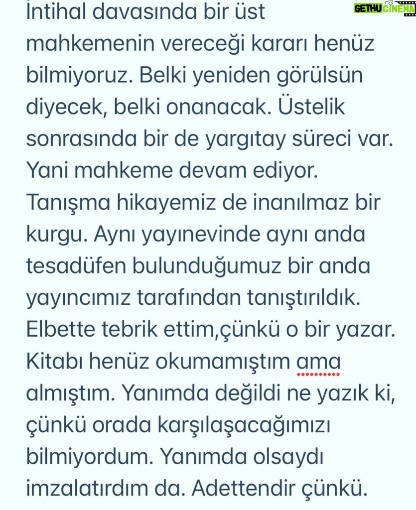 Başak Sayan Instagram - Bir kadının hemcinsini eril bir dille kadın bedeni üzerinden karalama çabasına cevaben: Bu fotoğraf yanılmıyorsam 2001 senesinde çekildi. Mesleğin başındayken. Yaşım 23. Şamdan dergisine. O zamanlar neredeyse tüm tanınmış oyuncular, şarkıcılar herkes o dergiye röportaj veriyor. Haliyle ben de. O kadar iyi oldu mu bilmem ama ben o zaman da çok sevmiştim, şimdi de. Tek fark o zamanki Başak’ın endişelerine ve korkularına şefkatle bakabiliyorum. Dün avukatım Zekeriya Bey bana Azra Kohen’in bu fotoğrafım ile paylaştığı ve beni küçük düşürmeyi amaçladığı görselleri yollayınca şaşırdım. “Seviyesiz” bir fotoğraf paylaştığı için özür dilemiş. Fotoğrafın seviyesini beğenmediğim tek yanı saçlarım. Keşke hiç kestirmeseydim, çok daha estetik dururdu :) Ne oldu da saldırıya geçti acaba durduk yerde dedim. Önce yazdığı ve neredeyse hepsi yalan olan sözleri nedeniyle öfkelendim. Ama bir kaç saniye sürdü bu. Bir kadın olarak kadın haklarından dem vurup kendi hemcinsine eril bir dille, ahlak bekçiliği yaparak bu şekilde saldırmasından dolayı içine düştüğü derin çaresizliği anladım ve onun adına üzüldüm. O kadar çaresiz ki bunu yaparak hemen hemen bütün kadınları ( oyuncu veya değil ) kendi çıkarları için küçük düşürmeye çalışma gafletinde bulunmuş. Oluşturmaya çalıştığı kanaat önderi maskesini kendi kendine düşürmüş oldu. Bu şekilde gündeme gelme çabaları da ayrıca üzücü tabi. İntihal davasında bir üst mahkemenin vereceği kararı henüz bilmiyoruz. Belki yeniden görülsün diyecek, belki onanacak. Üstelik sonrasında bir de yargıtay süreci var. Yani mahkeme devam ediyor. Tanışma hikayemiz de inanılmaz bir kurgu. Aynı yayınevinde aynı anda tesadüfen bulunduğumuz bir anda yayıncımız tarafından tanıştırıldık. Elbette tebrik ettim,çünkü o bir yazar. Kitabı henüz okumamıştım ama almıştım. Yanımda değildi ne yazık ki, çünkü orada karşılaşacağımızı bilmiyordum. Yanımda olsaydı imzalatırdım da. Adettendir çünkü. Ama okumuş olsaydım aynı şekilde davranır mıydım bilmem. Kapıda beklemeler falan, nasıl inanılmaz bir hayal gücü, tebrikler. Kapısında bekleyeceğim yazarlar var elbette. Bana ışık olan, yol gösteren. Ancak kendisi onlardan biri değil. DEVAMI YORUMLARDA👇🏻