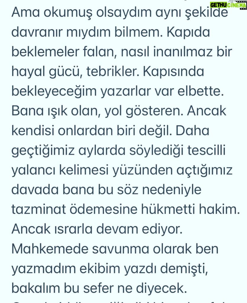 Başak Sayan Instagram - Bir kadının hemcinsini eril bir dille kadın bedeni üzerinden karalama çabasına cevaben: Bu fotoğraf yanılmıyorsam 2001 senesinde çekildi. Mesleğin başındayken. Yaşım 23. Şamdan dergisine. O zamanlar neredeyse tüm tanınmış oyuncular, şarkıcılar herkes o dergiye röportaj veriyor. Haliyle ben de. O kadar iyi oldu mu bilmem ama ben o zaman da çok sevmiştim, şimdi de. Tek fark o zamanki Başak’ın endişelerine ve korkularına şefkatle bakabiliyorum. Dün avukatım Zekeriya Bey bana Azra Kohen’in bu fotoğrafım ile paylaştığı ve beni küçük düşürmeyi amaçladığı görselleri yollayınca şaşırdım. “Seviyesiz” bir fotoğraf paylaştığı için özür dilemiş. Fotoğrafın seviyesini beğenmediğim tek yanı saçlarım. Keşke hiç kestirmeseydim, çok daha estetik dururdu :) Ne oldu da saldırıya geçti acaba durduk yerde dedim. Önce yazdığı ve neredeyse hepsi yalan olan sözleri nedeniyle öfkelendim. Ama bir kaç saniye sürdü bu. Bir kadın olarak kadın haklarından dem vurup kendi hemcinsine eril bir dille, ahlak bekçiliği yaparak bu şekilde saldırmasından dolayı içine düştüğü derin çaresizliği anladım ve onun adına üzüldüm. O kadar çaresiz ki bunu yaparak hemen hemen bütün kadınları ( oyuncu veya değil ) kendi çıkarları için küçük düşürmeye çalışma gafletinde bulunmuş. Oluşturmaya çalıştığı kanaat önderi maskesini kendi kendine düşürmüş oldu. Bu şekilde gündeme gelme çabaları da ayrıca üzücü tabi. İntihal davasında bir üst mahkemenin vereceği kararı henüz bilmiyoruz. Belki yeniden görülsün diyecek, belki onanacak. Üstelik sonrasında bir de yargıtay süreci var. Yani mahkeme devam ediyor. Tanışma hikayemiz de inanılmaz bir kurgu. Aynı yayınevinde aynı anda tesadüfen bulunduğumuz bir anda yayıncımız tarafından tanıştırıldık. Elbette tebrik ettim,çünkü o bir yazar. Kitabı henüz okumamıştım ama almıştım. Yanımda değildi ne yazık ki, çünkü orada karşılaşacağımızı bilmiyordum. Yanımda olsaydı imzalatırdım da. Adettendir çünkü. Ama okumuş olsaydım aynı şekilde davranır mıydım bilmem. Kapıda beklemeler falan, nasıl inanılmaz bir hayal gücü, tebrikler. Kapısında bekleyeceğim yazarlar var elbette. Bana ışık olan, yol gösteren. Ancak kendisi onlardan biri değil. DEVAMI YORUMLARDA👇🏻