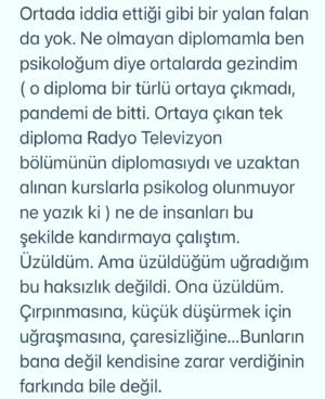 Başak Sayan Instagram - Bir kadının hemcinsini eril bir dille kadın bedeni üzerinden karalama çabasına cevaben: Bu fotoğraf yanılmıyorsam 2001 senesinde çekildi.
Mesleğin başındayken.
Yaşım 23. 
Şamdan dergisine.
O zamanlar neredeyse tüm tanınmış oyuncular,
şarkıcılar herkes o dergiye röportaj veriyor.
Haliyle ben de.
O kadar iyi oldu mu bilmem ama ben o zaman da çok sevmiştim,
şimdi de.
Tek fark o zamanki Başak’ın endişelerine ve korkularına şefkatle bakabiliyorum. Dün avukatım Zekeriya Bey bana Azra Kohen’in bu fotoğrafım ile paylaştığı ve beni küçük düşürmeyi amaçladığı görselleri yollayınca şaşırdım. 
“Seviyesiz” bir fotoğraf paylaştığı için özür dilemiş. Fotoğrafın seviyesini beğenmediğim tek yanı saçlarım. Keşke hiç kestirmeseydim, çok daha estetik dururdu :) Ne oldu da saldırıya geçti acaba durduk yerde dedim. Önce yazdığı ve neredeyse hepsi yalan olan sözleri nedeniyle öfkelendim. 
Ama bir kaç saniye sürdü bu. 

Bir kadın olarak kadın haklarından dem vurup kendi hemcinsine eril bir dille, ahlak bekçiliği yaparak bu şekilde saldırmasından dolayı içine düştüğü derin çaresizliği anladım ve onun adına üzüldüm. O kadar çaresiz ki bunu yaparak hemen hemen bütün kadınları ( oyuncu veya değil ) kendi çıkarları için küçük düşürmeye çalışma gafletinde bulunmuş. Oluşturmaya çalıştığı kanaat önderi maskesini kendi kendine düşürmüş oldu. Bu şekilde gündeme gelme çabaları da ayrıca üzücü tabi. 
İntihal davasında bir üst mahkemenin vereceği kararı henüz bilmiyoruz. Belki yeniden görülsün diyecek, belki onanacak. Üstelik sonrasında bir de yargıtay süreci var. Yani mahkeme devam ediyor. Tanışma hikayemiz de inanılmaz bir kurgu. Aynı yayınevinde aynı anda tesadüfen bulunduğumuz bir anda yayıncımız tarafından tanıştırıldık. Elbette tebrik ettim,çünkü o bir yazar. Kitabı henüz okumamıştım ama almıştım. Yanımda değildi ne yazık ki, çünkü orada karşılaşacağımızı bilmiyordum. Yanımda olsaydı imzalatırdım da. Adettendir çünkü. Ama okumuş olsaydım aynı şekilde davranır mıydım bilmem. Kapıda beklemeler falan, nasıl inanılmaz bir hayal gücü, tebrikler. Kapısında bekleyeceğim yazarlar var elbette. Bana ışık olan, yol gösteren. Ancak kendisi onlardan biri değil. DEVAMI YORUMLARDA👇🏻