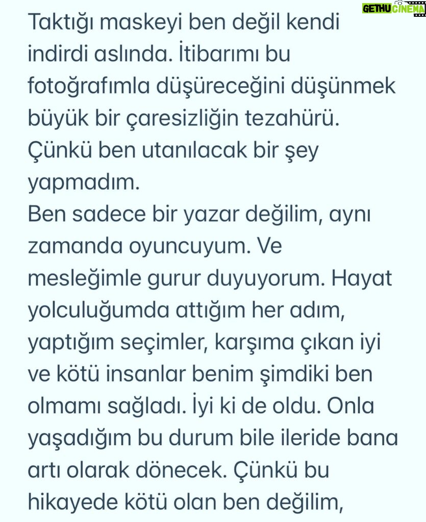 Başak Sayan Instagram - Bir kadının hemcinsini eril bir dille kadın bedeni üzerinden karalama çabasına cevaben: Bu fotoğraf yanılmıyorsam 2001 senesinde çekildi. Mesleğin başındayken. Yaşım 23. Şamdan dergisine. O zamanlar neredeyse tüm tanınmış oyuncular, şarkıcılar herkes o dergiye röportaj veriyor. Haliyle ben de. O kadar iyi oldu mu bilmem ama ben o zaman da çok sevmiştim, şimdi de. Tek fark o zamanki Başak’ın endişelerine ve korkularına şefkatle bakabiliyorum. Dün avukatım Zekeriya Bey bana Azra Kohen’in bu fotoğrafım ile paylaştığı ve beni küçük düşürmeyi amaçladığı görselleri yollayınca şaşırdım. “Seviyesiz” bir fotoğraf paylaştığı için özür dilemiş. Fotoğrafın seviyesini beğenmediğim tek yanı saçlarım. Keşke hiç kestirmeseydim, çok daha estetik dururdu :) Ne oldu da saldırıya geçti acaba durduk yerde dedim. Önce yazdığı ve neredeyse hepsi yalan olan sözleri nedeniyle öfkelendim. Ama bir kaç saniye sürdü bu. Bir kadın olarak kadın haklarından dem vurup kendi hemcinsine eril bir dille, ahlak bekçiliği yaparak bu şekilde saldırmasından dolayı içine düştüğü derin çaresizliği anladım ve onun adına üzüldüm. O kadar çaresiz ki bunu yaparak hemen hemen bütün kadınları ( oyuncu veya değil ) kendi çıkarları için küçük düşürmeye çalışma gafletinde bulunmuş. Oluşturmaya çalıştığı kanaat önderi maskesini kendi kendine düşürmüş oldu. Bu şekilde gündeme gelme çabaları da ayrıca üzücü tabi. İntihal davasında bir üst mahkemenin vereceği kararı henüz bilmiyoruz. Belki yeniden görülsün diyecek, belki onanacak. Üstelik sonrasında bir de yargıtay süreci var. Yani mahkeme devam ediyor. Tanışma hikayemiz de inanılmaz bir kurgu. Aynı yayınevinde aynı anda tesadüfen bulunduğumuz bir anda yayıncımız tarafından tanıştırıldık. Elbette tebrik ettim,çünkü o bir yazar. Kitabı henüz okumamıştım ama almıştım. Yanımda değildi ne yazık ki, çünkü orada karşılaşacağımızı bilmiyordum. Yanımda olsaydı imzalatırdım da. Adettendir çünkü. Ama okumuş olsaydım aynı şekilde davranır mıydım bilmem. Kapıda beklemeler falan, nasıl inanılmaz bir hayal gücü, tebrikler. Kapısında bekleyeceğim yazarlar var elbette. Bana ışık olan, yol gösteren. Ancak kendisi onlardan biri değil. DEVAMI YORUMLARDA👇🏻