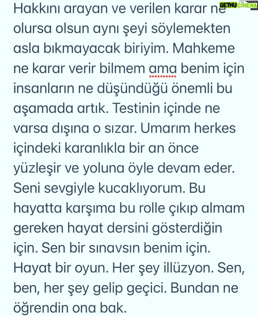 Başak Sayan Instagram - Bir kadının hemcinsini eril bir dille kadın bedeni üzerinden karalama çabasına cevaben: Bu fotoğraf yanılmıyorsam 2001 senesinde çekildi. Mesleğin başındayken. Yaşım 23. Şamdan dergisine. O zamanlar neredeyse tüm tanınmış oyuncular, şarkıcılar herkes o dergiye röportaj veriyor. Haliyle ben de. O kadar iyi oldu mu bilmem ama ben o zaman da çok sevmiştim, şimdi de. Tek fark o zamanki Başak’ın endişelerine ve korkularına şefkatle bakabiliyorum. Dün avukatım Zekeriya Bey bana Azra Kohen’in bu fotoğrafım ile paylaştığı ve beni küçük düşürmeyi amaçladığı görselleri yollayınca şaşırdım. “Seviyesiz” bir fotoğraf paylaştığı için özür dilemiş. Fotoğrafın seviyesini beğenmediğim tek yanı saçlarım. Keşke hiç kestirmeseydim, çok daha estetik dururdu :) Ne oldu da saldırıya geçti acaba durduk yerde dedim. Önce yazdığı ve neredeyse hepsi yalan olan sözleri nedeniyle öfkelendim. Ama bir kaç saniye sürdü bu. Bir kadın olarak kadın haklarından dem vurup kendi hemcinsine eril bir dille, ahlak bekçiliği yaparak bu şekilde saldırmasından dolayı içine düştüğü derin çaresizliği anladım ve onun adına üzüldüm. O kadar çaresiz ki bunu yaparak hemen hemen bütün kadınları ( oyuncu veya değil ) kendi çıkarları için küçük düşürmeye çalışma gafletinde bulunmuş. Oluşturmaya çalıştığı kanaat önderi maskesini kendi kendine düşürmüş oldu. Bu şekilde gündeme gelme çabaları da ayrıca üzücü tabi. İntihal davasında bir üst mahkemenin vereceği kararı henüz bilmiyoruz. Belki yeniden görülsün diyecek, belki onanacak. Üstelik sonrasında bir de yargıtay süreci var. Yani mahkeme devam ediyor. Tanışma hikayemiz de inanılmaz bir kurgu. Aynı yayınevinde aynı anda tesadüfen bulunduğumuz bir anda yayıncımız tarafından tanıştırıldık. Elbette tebrik ettim,çünkü o bir yazar. Kitabı henüz okumamıştım ama almıştım. Yanımda değildi ne yazık ki, çünkü orada karşılaşacağımızı bilmiyordum. Yanımda olsaydı imzalatırdım da. Adettendir çünkü. Ama okumuş olsaydım aynı şekilde davranır mıydım bilmem. Kapıda beklemeler falan, nasıl inanılmaz bir hayal gücü, tebrikler. Kapısında bekleyeceğim yazarlar var elbette. Bana ışık olan, yol gösteren. Ancak kendisi onlardan biri değil. DEVAMI YORUMLARDA👇🏻