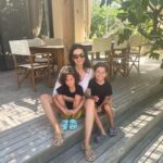 Başak Sayan Instagram – Çok değil iki asır önce tatil diye bir kavram yoktu. Britanya’da bir grup işçinin ve onların işvereninin anlaşması sonucu ortaya çıkan tatil kavramı günümüze gelene kadar elbette epey değişti. Uzadı da uzadı. Hiçbir zaman çok fazla “salamayan” ve tatil yapamayan biri olarak uzun zamandır hiç olmadı kadar saldığımı ve rahatladığımı söyleyebilirim. İlk başta bir iki gün kalır döneriz derken biraz uzattık. Bunda kaldığımız yer @zayacesme ‘nin ve burayı bana “mutlaka git bayılacaksın, odalar denize sıfır, lavanta bahçelerinin ortasında, deniz cam gibi, hiç dalga yok, tam sizlik” diye öneren arkadaşım @sebnemisgor ‘ün etkisi büyük. Hem biz hem çocuklar günlük rutinlerimizden uzaklaştık. Uzaklaşınca haliyle günlük sorunlar da unutuluyor. Bu kadar salmama yardım ettikleri için teşekkürler. Umarım siz de salacak bir zaman yaratabilirsiniz kendinize. Çünkü salmak da dengenin bir parçası. Günaydın❤️🙂 #tavsiye ama #reklam yazmak zorundaymışız her öneri için.