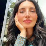 Başak Sayan Instagram - Hadi hazırsanız akşama buluşalım! Bugün saat 14:01’de Boğa Takım Yıldızının 16. derecesinde bir ay tutulması gerçekleşiyor. Üstelik Uranüs ile neredeyse partil bir kavuşumla. Aralarında sadece 1 derece var. Oldukça uranüsyen, her an her şeyin olabileceği etkiler yaratan bir tutulma. 2005 senesinde astroloji eğitimime başlarken tutulmalardan, özellikle ay tutulmasından çok korkardım. Çünkü eğitime başlamadan evvel 2 sene boyunca kendi kendime öğrenmeye çalışmış, iyi kötü takip ederken her ay tutulmasında yaşadıklarım nedeniyle korkmaya başlamıştım. Zaten ilk ders hocam Hakan Kırkoğlu herkese neden bu ilmi öğrenmek istediklerini sorduğunda benim cevabım yaşanacakları önceden bilip önlem almak demiştim. Elbette o zamanlar karmadan, hermetik yasalardan, hayatımda ne oluyorsa benim içimdeki bir durumdan kaynaklandığını bilmediğimden olacakları engelleyebileceğimi sanıyordum. İnsan kendini tanımazken nasıl hayatının gidişatını değiştirebilir ki? Bugün bilen bilmeyen ya da bilerek korku pompalayan çok kişi görüyorum etrafta.Size sadece şunu söylemek istiyorum; hiçbir doğa olayı korkutucu değildir.Buna depremler dahildir. Korkutucu olan uykuda olan insanların eylemleridir.Kötü olarak nitelenen hiçbir olay kötü değildir. Evrenin sizi bir durumdan çıkartmak ve gitmeniz gereken yöne yöneltmek için zorlamasıdır.Çünkü olması gereken odur. İşinizden çıkarıldıysanız belki hayallerinizdeki işe başlayabilmeniz içindir.İlişkinizde kötü bir durum yaşadıysanız bu belki gerçekleri görüp yolunuzu çizebilmeniz içindir. Boşanma aşamasına geldiyseniz belki aranızdaki ilahi kontrat bitmiş, hayatlarınızdaki oynamanız gereken rol sona ermiş, yeni bir perde açılmak üzeredir. Hiçbir şey sadece iyi ya da sadece kötü değildir. Her şey içinde iki yönü de barındırır. Bundan yola çıkarak akşam bir canlı yayın yapayım dedim. Hem bu ay tutulmasının etkilerini hermetik felsefe eşliğinde konuşuruz hem de cuma günü 11.11’de başlayacak olan online atölyem hakkında sorularınızı yanıtlarım, biraz içerikten bahsederim. Eğer bir maniniz yoksa hepinizi 21:00’de burada canlı yayına bekliyorum. Not: Atölye için bazılarınız yanlış yere mail atmışlar. info.basaksayan@gmail.com adresini kullanın lütfen.