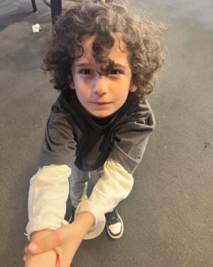 Başak Sayan Instagram - Bundan tam 7 sene evvel bugün kucağıma aldım sizi. Ne o zaman, ne de öncesinde böylesi bir sevginin var olabileceğini hiç bilmezdim. Ben değil önce sen demenin, hiçbir karşılık beklemeden sınırsızca sevmenin ve vermenin,  bir başkası için nefes almanın, her durumda kendini değil bir başkasını düşünmenin ve gerçek sevginin ne demek olduğunu sizin sayenizde öğrendim. Anne babalar çocuklarını yetiştirdiklerini zannederler. Oysa çocuklar o anne babalarına bir şeyler öğretirler. O aileye doğmaları tesadüf değildir. Bana hayat amacımı gösterdiğiniz için de binlerce teşekkür ederim. Sizi öyle çok seviyorum ki bunu tarif edecek bir kelimeyi henüz bulmadı insanoğlu. Tek bildiğim beni seçtiğiniz için minnet doluyum. İyi ki doğdunuz yavrularım. İyi ki bizi seçip geldiniz. Daha nice yaşlara, hep beraber, sağlıkla ve mutlulukla inşallah. Happy birthday❤️ @aresvardal  @milan_vardal