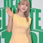 Bada Instagram - 저는 어제 6월5일 서울국제환경영화제 개막식에 다녀왔습니다 가수이지만 평소 영화를 사랑하고 즐기며 그 안에서 영감을 얻는 저는, 또한 여러 영화제를 경험하게 되었는데요 그중 여러분께 꼭 소개해 드리고 싶은 너무나 특별하고 고귀한 영화제가 개막 하였습니다 "바다"라는 자연의 아름다운 이름을 통해 여러분께 오랫동안 사랑받고 있는 제가, 이름 덕분에 받은 이 큰 사랑을 자연에 보답하며 살지 못하는것 같습니다 그럼에도 불구하고 제 이름을 떠올려 이렇게 의미있는 자리에 초대해 주신 sieff 영화제 관계자 분들께 다시한번 감사드립니다 단순하고 뻔한 환경운동을 장려하는 목적형 영화가 아닌, 한 작품 한작품 마다 너무 감동적이고 진심으로 처음 보고 알게 되기에 흥미로운 접근성과 메세지가 정말 색다릅니다 이로써 우리가 함께 만들어 나아갈 즐겁고 확실한 방법들을 제안해주는 너무나 고맙고 흥미진진한 영화제 입니다 환경을 재생의 시급함, 더 늦기전에 인지 해야만 하는 살얼음 시대에 살고 있는 우리모두가 이 영화들을 통해 반경해 나아갈수 있을꺼란 생각이 들었습니다 고백하건데 당일 텀블러를 깜밖하고 나온 제가 어제 집에 오자마자 문 앞에 놓아두게한 영화들... 여러분들도 우리의 현실을 담은 이 영화들을 통해 텀블러를 문 앞에 두시길 기도하고 응원합니다🐋🌳🦋 @sieff.kr #sieff #서울국제환경영화제 #개막식 #이화여대 #대강당 #바다