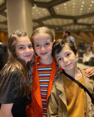 Bade Arazlı Instagram - @cocukkalbifilm ‘inin galasındayız ✨ Tüm oyuncu arkadaşlarımızı tebrik ediyoruz 💕 Dünyanın en çok satan çocuk kitabından uyarlanan bu harika film 3 Mayıs’ta sinemalarda❗️Gişesi bol olsun 🎊