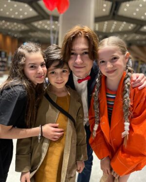 Bade Arazlı Instagram - @cocukkalbifilm ‘inin galasındayız ✨ Tüm oyuncu arkadaşlarımızı tebrik ediyoruz 💕 Dünyanın en çok satan çocuk kitabından uyarlanan bu harika film 3 Mayıs’ta sinemalarda❗️Gişesi bol olsun 🎊