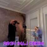 Bade Arazlı Instagram - Özlem Karatay’ın yeni koleksiyonunun imaj çekiminden beklenen kamera arkası 🤩 @ozlemkaratayofficial 📌