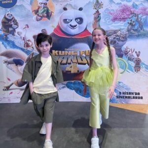Bade Arazlı Instagram - @emreuzunboy ‘un davetiyle KUNG FU PANDA 4 filminin galasındayız 🐼🦎
5 Nisan’da vizyona girecek bu harika animasyon filmini mutlaka izleyin 🥋
Konsepte hem uygun hem de şık olmamı sağlayan @goose_official ‘a teşekkür ederim 🍀
#tanıtım #reklam #tavsiye #kungfupanda #kungfupanda4 #badearazlı #boraarazlı #sinemakeyfi #oyuncu #cocukoyuncu
