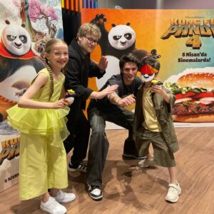 Bade Arazlı Instagram - @emreuzunboy ‘un davetiyle KUNG FU PANDA 4 filminin galasındayız 🐼🦎
5 Nisan’da vizyona girecek bu harika animasyon filmini mutlaka izleyin 🥋
Konsepte hem uygun hem de şık olmamı sağlayan @goose_official ‘a teşekkür ederim 🍀
#tanıtım #reklam #tavsiye #kungfupanda #kungfupanda4 #badearazlı #boraarazlı #sinemakeyfi #oyuncu #cocukoyuncu