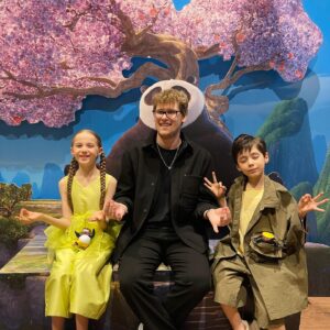 Bade Arazlı Instagram - @emreuzunboy ‘un davetiyle KUNG FU PANDA 4 filminin galasındayız 🐼🦎
5 Nisan’da vizyona girecek bu harika animasyon filmini mutlaka izleyin 🥋
Konsepte hem uygun hem de şık olmamı sağlayan @goose_official ‘a teşekkür ederim 🍀
#tanıtım #reklam #tavsiye #kungfupanda #kungfupanda4 #badearazlı #boraarazlı #sinemakeyfi #oyuncu #cocukoyuncu