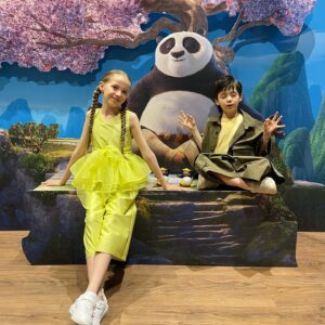 Bade Arazlı Instagram - @emreuzunboy ‘un davetiyle KUNG FU PANDA 4 filminin galasındayız 🐼🦎
5 Nisan’da vizyona girecek bu harika animasyon filmini mutlaka izleyin 🥋
Konsepte hem uygun hem de şık olmamı sağlayan @goose_official ‘a teşekkür ederim 🍀
#tanıtım #reklam #tavsiye #kungfupanda #kungfupanda4 #badearazlı #boraarazlı #sinemakeyfi #oyuncu #cocukoyuncu