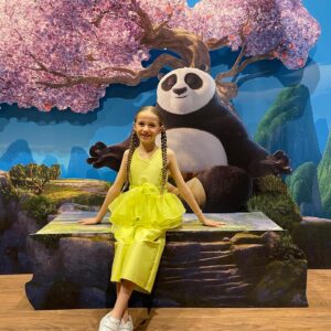 Bade Arazlı Instagram - @emreuzunboy ‘un davetiyle KUNG FU PANDA 4 filminin galasındayız 🐼🦎
5 Nisan’da vizyona girecek bu harika animasyon filmini mutlaka izleyin 🥋
Konsepte hem uygun hem de şık olmamı sağlayan @goose_official ‘a teşekkür ederim 🍀
#tanıtım #reklam #tavsiye #kungfupanda #kungfupanda4 #badearazlı #boraarazlı #sinemakeyfi #oyuncu #cocukoyuncu