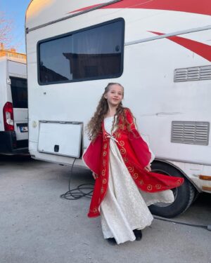 Bade Arazlı Instagram - Vaktiyle diz çöktüğüm, etek öptüğüm, af dilediğim herkes,gün gelecek benim önümde diz çökecek dedim.
İşte o günler geldi çattı.
Bana türlü cefayı, kederi, eziyeti layık gören düşmanlarımın sonu geldi.

Artık korksunlar benden!
Zira aldıkları her nefesi zehir edeceğim onlara!
Ateş olup üzerlerine yağacağım!

Harem ne ki? 

Dünyayı ben yöneteceğim!