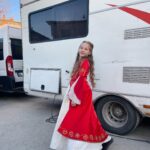 Bade Arazlı Instagram - Vaktiyle diz çöktüğüm, etek öptüğüm, af dilediğim herkes,gün gelecek benim önümde diz çökecek dedim. İşte o günler geldi çattı. Bana türlü cefayı, kederi, eziyeti layık gören düşmanlarımın sonu geldi. Artık korksunlar benden! Zira aldıkları her nefesi zehir edeceğim onlara! Ateş olup üzerlerine yağacağım! Harem ne ki?  Dünyayı ben yöneteceğim!