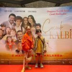 Bade Arazlı Instagram - @cocukkalbifilm ‘inin galasındayız ✨ Tüm oyuncu arkadaşlarımızı tebrik ediyoruz 💕 Dünyanın en çok satan çocuk kitabından uyarlanan bu harika film 3 Mayıs’ta sinemalarda❗️Gişesi bol olsun 🎊