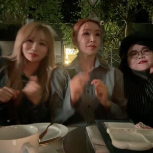 Bae Yoon-jung Instagram - 결혼식분위기 짱👍
우리가 신남 ㅋㅋ