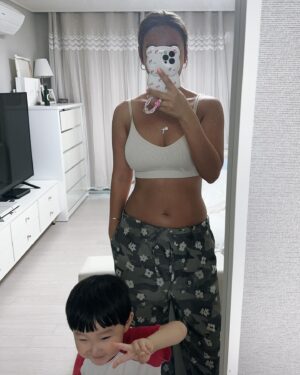 Bae Yoon-jung Instagram - 태생적으로 마를수없는몸이지만(떡대,뼈가너무큼)
그래도 1년전 한약다이어트를시작해 13키로빼고 정상인몸으로돌아온게 1년중 저에겐 가장큰 잘한일중하나🙏
이제 유지를 언제까지하느냐가 젤중요하네요
아이낳기전몸으로 가기에는 이제 운동을해서 탄력을만들어야할듯요😮‍💨
운동싫고 먹는거 완전조절못하시는분들 상담이라도함받아보세요!! 저 이제 계약이끝나서  한의원에서 혜택을드리는게 이번이 마지막이라고하더라구요🥹
꼭 상담이라도받아보시고  독하게준비하셔서
자존감올리고 이쁜옷많이 입으세요‼️
거울보는재미가생기면 더 욕심납니다~
다이어트상담신청은 담주일요일까지구여
링크는 제 프로필에 올려놨어요🩶