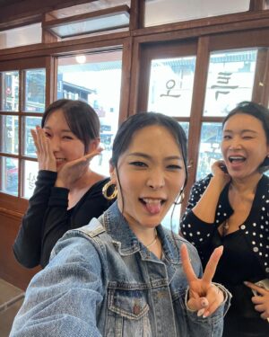 Bae Yoon-jung Instagram - 아니 있잖아요
오늘 밉지않는관종언니에 나와요...
세상센스있는 지혜가 불러줘서 냅다 다녀왔드랬죠
유부녀들 엄마들모이십쇼👍
근데 거짓말안하고 너무 우껴요.. 😎
6시15분에 업로드한데요  다들 뛰어가주세요❤️
.
.
#밉지않은관종언니 #엄마도좀쉬자 #이지혜#허니제이#배윤정