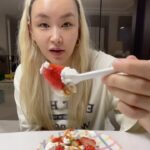 Bae Yoon-jung Instagram - 마누카꿀은 해외에서는 이미 약으로쓰이고있을만큼 아주 귀하다고해요! 감기걸렸을때 약보다 효능이좋다고발표될만큼 꼭 드시길추천드려요!! 공복에 먹으면 효과가젤좋지만 요거트나.샐러드.아이스크림에도 찰떡이에요😍😍 아!! 가래떡에도👍👍 꿀은 설탕과다르게 지방으로축적되지않고 에너지원으로 다 소비된다고해요 그러니 살찔걱정은 하덜덜마시고 우리가족 내 건강을위해 하루한개라도 먹어봅시다❤️ 면연력으로 최고인마누카꿀🍯 저번과다르게 모든제품 쇼핑백은 무상으로갑니다‼️ 소중한분들에게 선물로도 추천드려요🙏 @bbaeeonni_shop . . #마누카꿀#빼언니샵#잭스허니