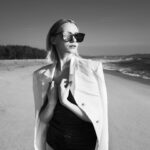 Bae Yoon-jung Instagram - - 하나쯤 소장하시면 활용도 정말 높은 선글라스 입니다. 어디든 다 잘어울리는 디자인이라, 유행 탈일도 매일해서 지겨울일도 없어요🕶️ ▫️일시 : 5/16(목)am00:00 - 5/19(일)pm:11:59 ▫️구성 🕶️E01 (오버사이즈) 블랙 🕶️E02 (노멀사이즈) 블랙 🕶️E03 (라운드) 블랙 ▫️배송일정 5/16일 구매 :익일출고 5/17일 구매 📎오전 11시30분 이전 구매건 당일 출고 📎오전 11시30분 이후 구매건 5/20 일괄출고 ▫️배송비 : 3,900원 (CJ대한통운) ▫️제주 및 도서산간 추가 : 3,000원 ▫️단순변심, 취소 왕복배송료 : 7,800원 오늘밤 자정 프로필 링크에서 오픈 할께요❤️