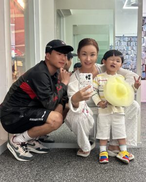 Bae Yoon-jung Instagram - 뭔가....
아들둘데리고 사진찍는 느낌이랄까...🫣