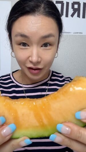 Bae Yoon-jung Instagram - 와... 후숙해서먹으니까 미친맛이네요 ㅋㅋㅋ
왜1년을기다려 5월에만판매해도 난리나는줄알겠어요👍
급하게 진행하는데도 불구하고
노을 메론 알아봐주시고 구매하시는 분들이 많네요❤️

노을메론은 이 때 아니면 드실수 없답니다
이 시기에만 드실 수 있는 “귀한과일”!!

과즙 팡팡!! 당도는 끝짱 나네요!!

월요일(5/13)까지만 진행하오니 놓치지 마세요~!! 진짜 완전 추천 합니다🍈