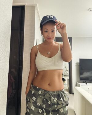 Bae Yoon-jung Instagram - 태생적으로 마를수없는몸이지만(떡대,뼈가너무큼)
그래도 1년전 한약다이어트를시작해 13키로빼고 정상인몸으로돌아온게 1년중 저에겐 가장큰 잘한일중하나🙏
이제 유지를 언제까지하느냐가 젤중요하네요
아이낳기전몸으로 가기에는 이제 운동을해서 탄력을만들어야할듯요😮‍💨
운동싫고 먹는거 완전조절못하시는분들 상담이라도함받아보세요!! 저 이제 계약이끝나서  한의원에서 혜택을드리는게 이번이 마지막이라고하더라구요🥹
꼭 상담이라도받아보시고  독하게준비하셔서
자존감올리고 이쁜옷많이 입으세요‼️
거울보는재미가생기면 더 욕심납니다~
다이어트상담신청은 담주일요일까지구여
링크는 제 프로필에 올려놨어요🩶