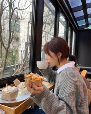 Bae Yoon-kyung Instagram - 모닝 베이글 🥯🥯🥯