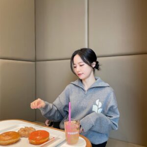 Bae Yoon-kyung Instagram - 🍩🍹🧡