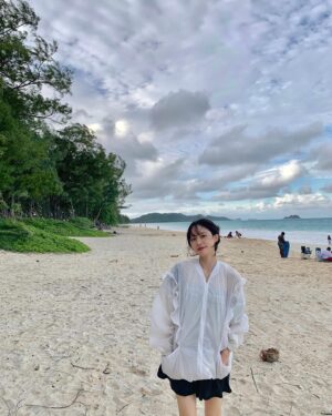 Bae Yoon-kyung Instagram - 하와이 사진 반도 정리 못했는데 벌써 작년😳 동생 졸업식겸 6년만에 다녀온 12월의 하와이🌴 우기라 예쁜 하늘을 거의 못 봐서 아쉬웠지만 너무 추우니까 생각난다. 언젠가 또 갈께!!🐬 다들 새해 건강하고 행복하시고 내일도 서울은 눈이 많이 온다고하니 눈길 조심하세요☃️