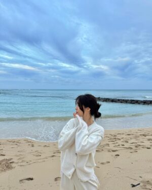 Bae Yoon-kyung Instagram - 하와이 사진 반도 정리 못했는데 벌써 작년😳 동생 졸업식겸 6년만에 다녀온 12월의 하와이🌴 우기라 예쁜 하늘을 거의 못 봐서 아쉬웠지만 너무 추우니까 생각난다. 언젠가 또 갈께!!🐬 다들 새해 건강하고 행복하시고 내일도 서울은 눈이 많이 온다고하니 눈길 조심하세요☃️