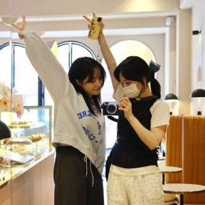 Bae Yoon-kyung Instagram - 🍃💕