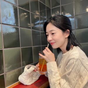 Baek Jin-hee Instagram - 🔋😶🔋