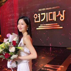 Baek Jin-hee Instagram - 6개월동안 진짜가 나타났다를 사랑해주신 모든 분들 감사드려요! 2024년에는 작은일에도 더 껄껄껄 웃으며 모두가 행복한 한해로 기억되는 일만 가득했으면 좋겠습니다❤️ 
 🫶🏻새해복많이받으세요🫶🏻