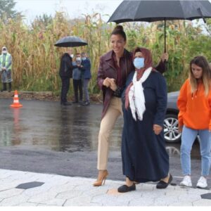 Banu Akdeniz Instagram - Evladını kaybetmiş bir annenin gözlerinin içini acıdan mutluluğa çevirmekten başka daha güzel ne olabilir🙏Ayşe annem,Sezer teyzem ,kardeşleri Erenimizin ,Orkunumuzun emanetleri bizlere,diğer şehit ailelerimiz gibi.Onlara verebileceğimiz en büyük şey evlatlarının hatıralarının yaşaması yaşatılması.Herkese Hayırlı Cumalar Rabbim tüm şehit ailelerimize sabır versin,şehitlerimizinde yattığı yeri cennet mekanı eylesin inşallah🙏 #erenbülbülözeleğitimanaokulu #orkuneyicekütüphanesi #ordu