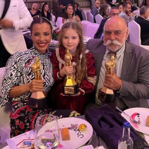 Banu Akdeniz Instagram - En küçüğümüzden en büyüğümüzle Hercai ailesi adına aldığımız ödülün mutluluğunu bizimle paylaştığınız için sonsuz teşekkürler, tekrar emeği geçen bütün yol arkadaşlarımın emeklerine sağlık🧚 @hercaidizi 🦋