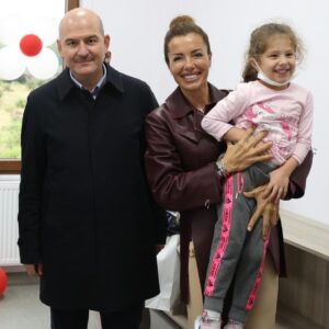 Banu Akdeniz Instagram - Şehit Eren Bülbül Özel Eğitim Anaokulu’nun ilk öğrencisi İlayda ile berabere kırk çocuğum daha var 🥰Daha rabbimden ne isterim ki binlerce kere şükürler olsun 🙏”İyi ki varsın Eren”yattığın yer cennet mekanı olsun inşallah 🙏 Annesi Ayşe Teyzem hepimizin annesi kardeşi @zeyneep_bulbul hepimizin kardeşi,Şehitlerimizi unutmayalım unutturmayalım ,bu vatanı onlara borçluyuz 🙏
