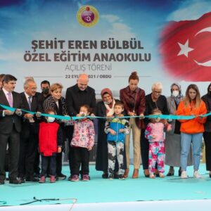 Banu Akdeniz Instagram - Şehit Eren Bülbül Özel Eğitim Anaokulu’nun ilk öğrencisi İlayda ile berabere kırk çocuğum daha var 🥰Daha rabbimden ne isterim ki binlerce kere şükürler olsun 🙏”İyi ki varsın Eren”yattığın yer cennet mekanı olsun inşallah 🙏 Annesi Ayşe Teyzem hepimizin annesi kardeşi @zeyneep_bulbul hepimizin kardeşi,Şehitlerimizi unutmayalım unutturmayalım ,bu vatanı onlara borçluyuz 🙏